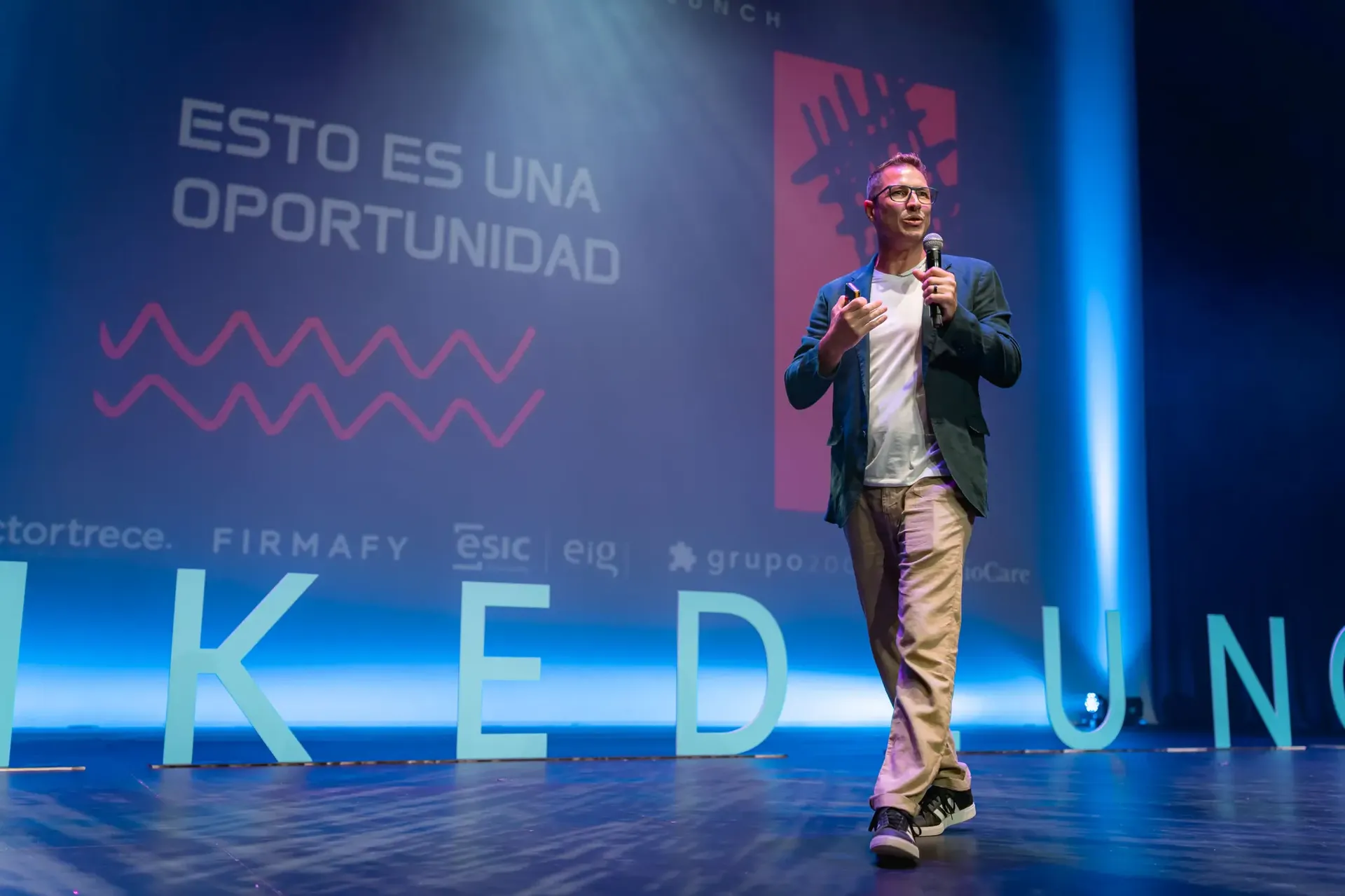 Ismael Briasco hablando ante una audiencia